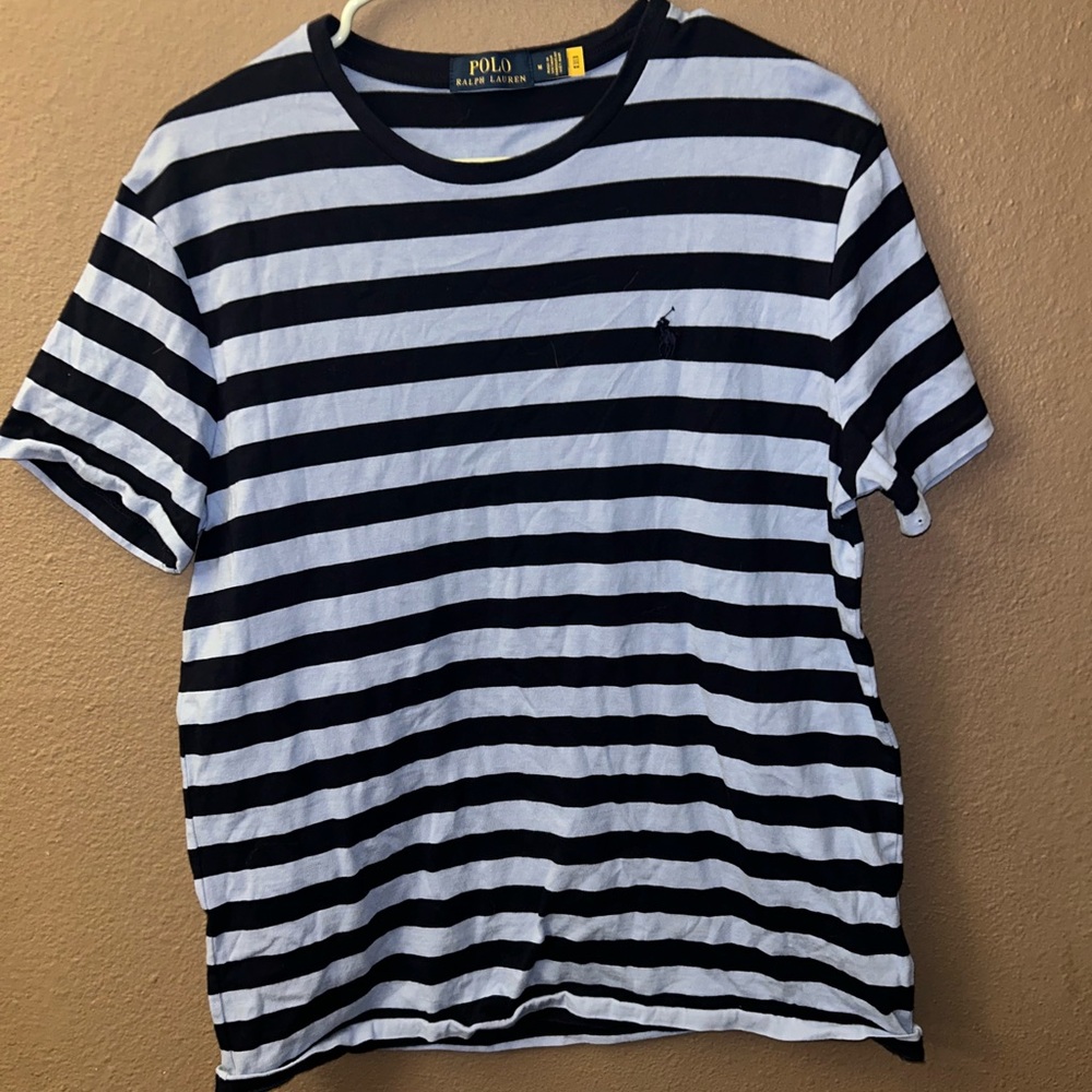 Polo Ralph Lauren T Shirt Men’s Medium, has a very small hole on sleeve